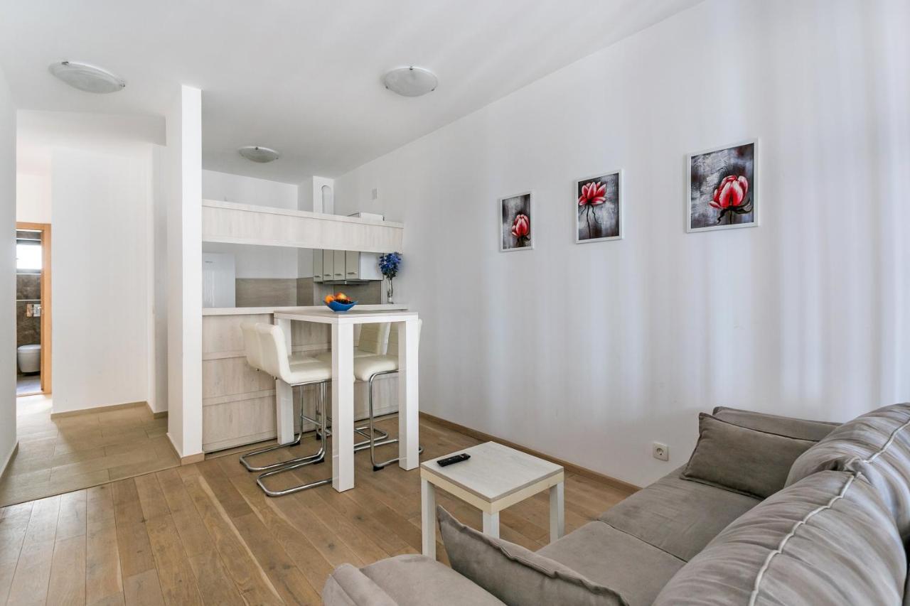 Apartments Beatrice Rafailovići Eksteriør billede