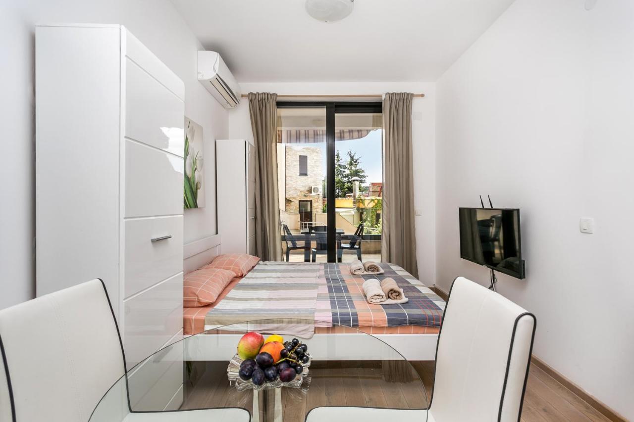 Apartments Beatrice Rafailovići Eksteriør billede